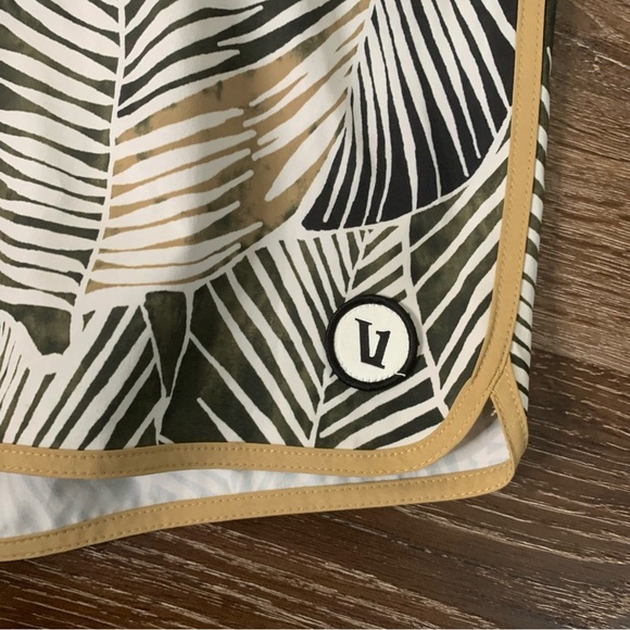Vuori Mens cruise Boardshorts in palm tree print 36 - Picture 3 of 11
